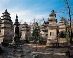 китайские пагоды - захоронения в уезде Дэньфэн