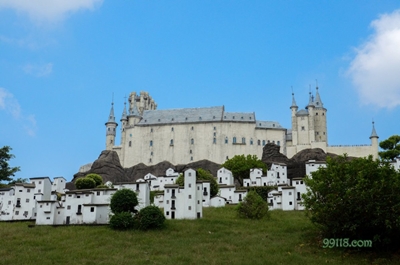 Замок, парк Окно в мир