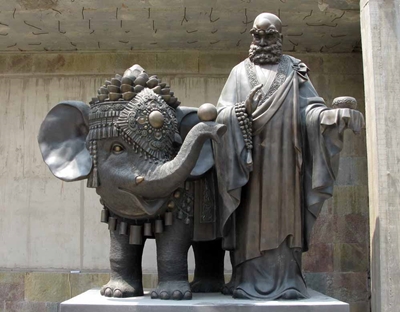 Парк десяти тысяч Будд, статуя