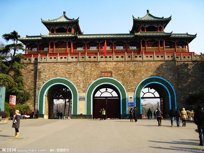 Нанкин, ворота у озера Сюаньу