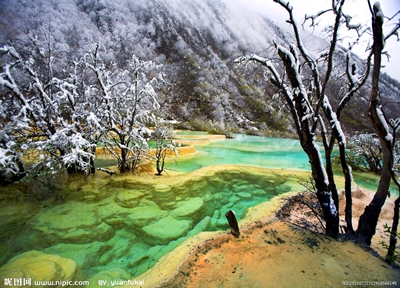 Снег на берегу озера Цинхай