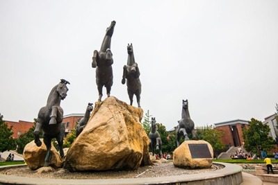 Скульптура у музея терракотовой армии