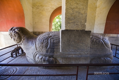 Статуя, Минские гробницы