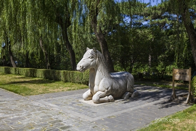 Статуя, Минские гробницы