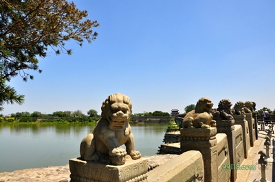 Скульптура у моста Марко Поло