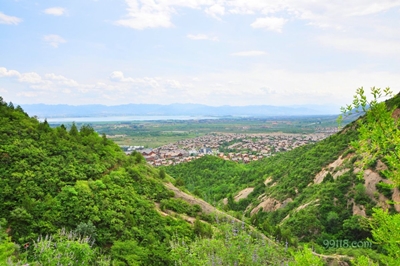 Вид на город со скалы Гуяцзюй