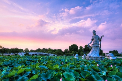 Статуя, озеро Сюаньу, Нанкин